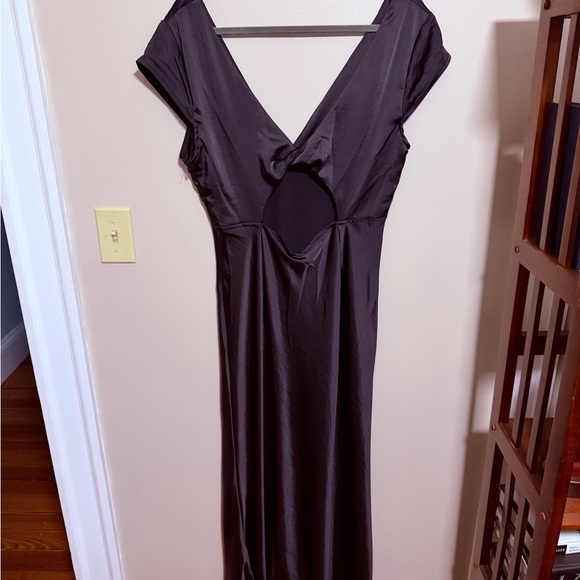 Chic Black Satin Midi Dress - Picture 4 of 5